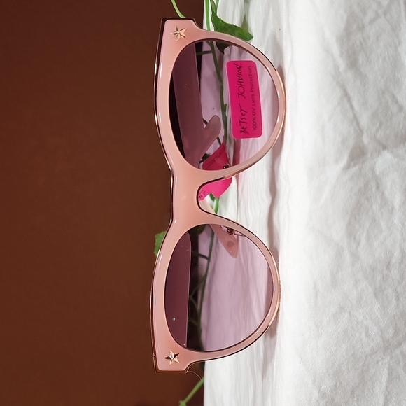 Betsey Johnson Accessories - NWT BETSEY JOHNSON SUNGLASSES
